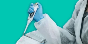 Ingénieure réalisant une PCR